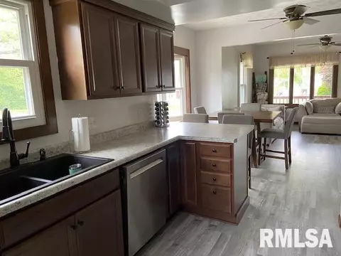 445 10th St, Silvis, IL 61282 photo 4