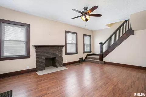 424 39th St, Moline, IL 61265 photo 4