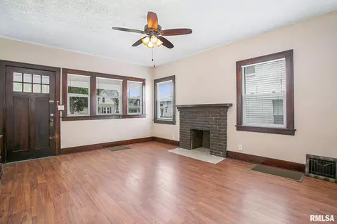 424 39th St, Moline, IL 61265 photo 5