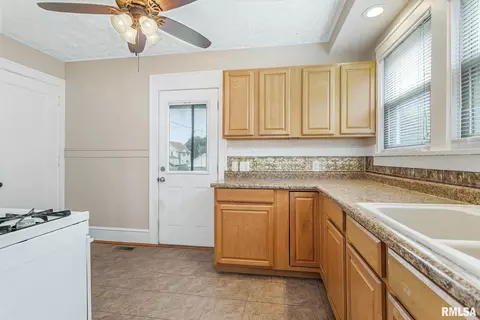 424 39th St, Moline, IL 61265 photo 11