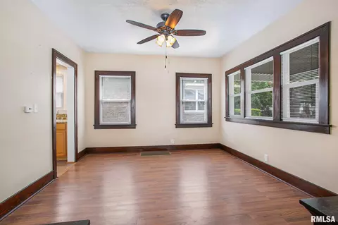 424 39th St, Moline, IL 61265 photo 8