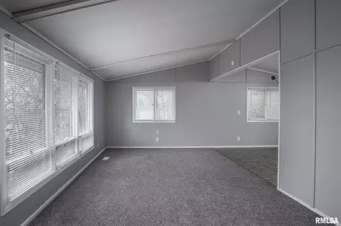155 6th St, Silvis, IL 61282 photo 10