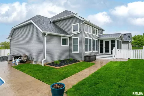 1105 W Spring St, Eldridge, IA 52748 photo 3