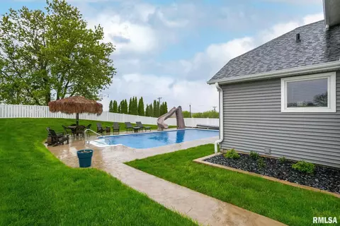 1105 W Spring St, Eldridge, IA 52748 photo 6