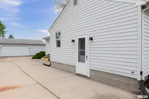 2415 45th St, Moline, IL 61265 photo 2