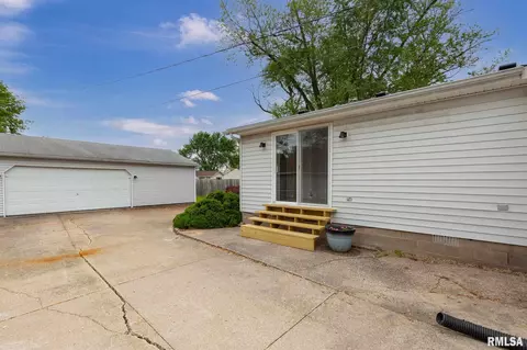2415 45th St, Moline, IL 61265 photo 3