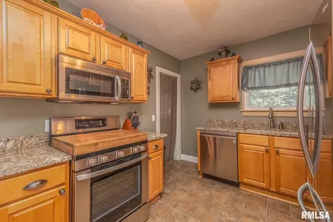 153 15th St, Silvis, IL 61282 photo 3