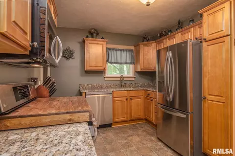 153 15th St, Silvis, IL 61282 photo 2