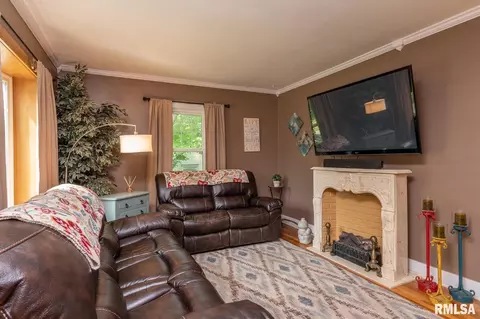 153 15th St, Silvis, IL 61282 photo 5