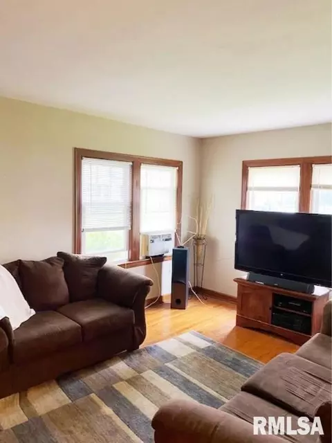 2369 28th St, Moline, IL 61265 photo 5