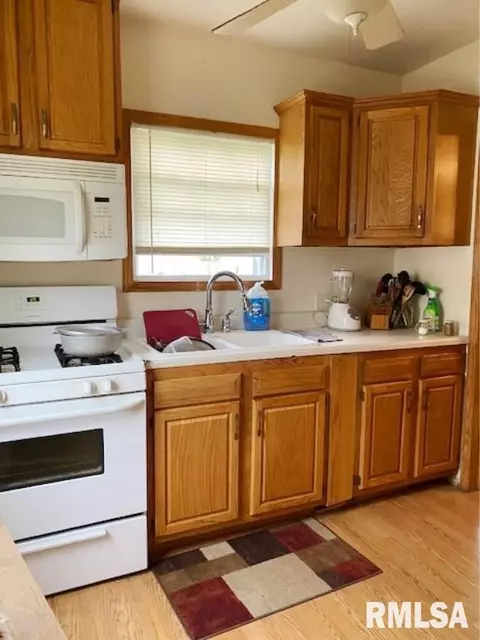 2369 28th St, Moline, IL 61265 photo 7