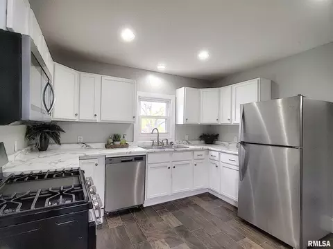907 16th St, Moline, IL 61265 photo 9