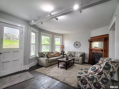 907 16th St, Moline, IL 61265 photo 4