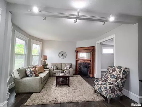 907 16th St, Moline, IL 61265 photo 3
