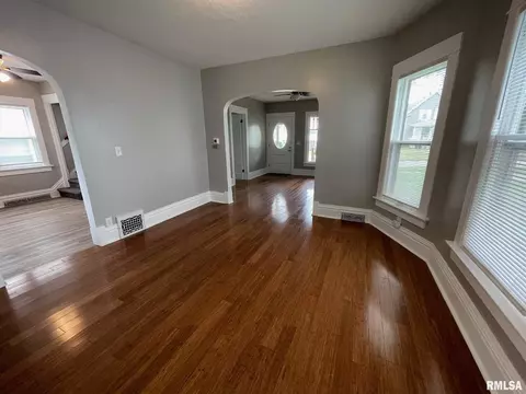 130 15th St, Silvis, IL 61282 photo 3
