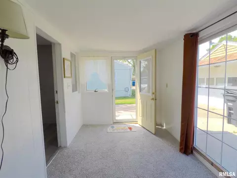 1009 40th St, Moline, IL 61265 photo 4