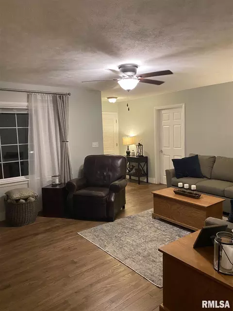 600 N Maple St, Benton, IL 62812 photo 8