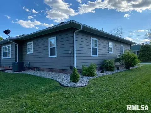 600 N Maple St, Benton, IL 62812 photo 3