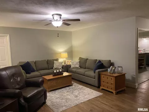 600 N Maple St, Benton, IL 62812 photo 7