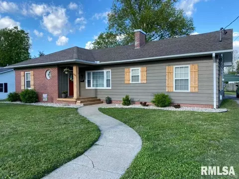 600 N Maple St, Benton, IL 62812 photo 2