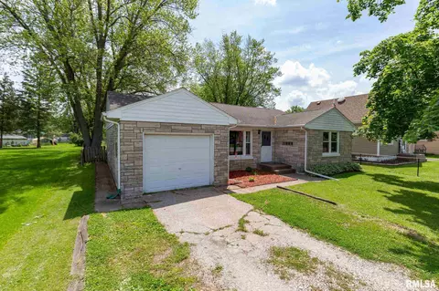 2107 10th St, Silvis, IL 61282 photo 2