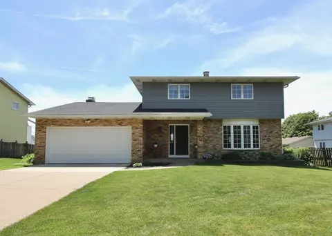 617 Brookview Dr, Eldridge, IA 52748 photo 1