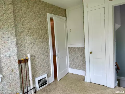 417 1st St, Silvis, IL 61282 photo 14