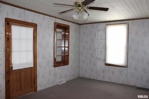 143 6th St, Silvis, IL 61282 photo 4