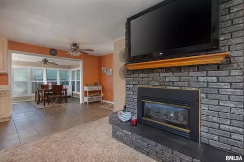 605 12th St, Silvis, IL 61282 photo 13