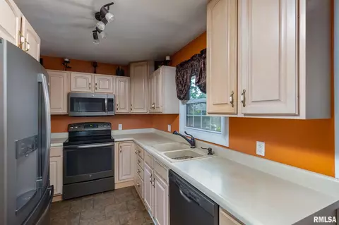 605 12th St, Silvis, IL 61282 photo 5