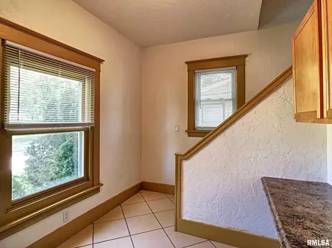 2384 31st St, Moline, IL 61265 photo 3