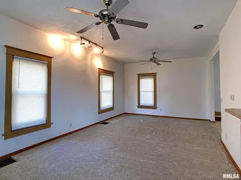 2384 31st St, Moline, IL 61265 photo 4