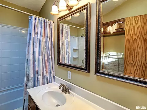 2384 31st St, Moline, IL 61265 photo 9