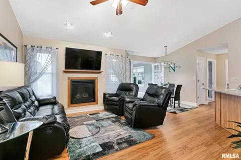 917 17th Ave, Silvis, IL 61282 photo 4