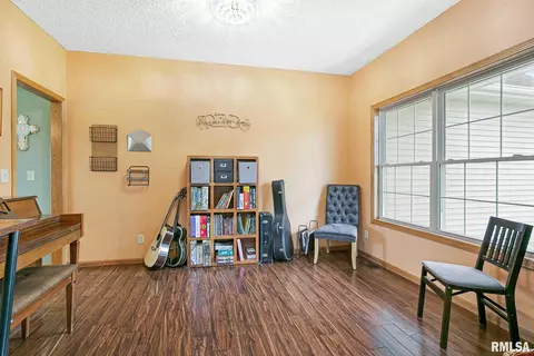 3129 Hunter Ln, Eldridge, IA 52748 photo 4