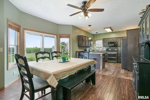 3129 Hunter Ln, Eldridge, IA 52748 photo 9