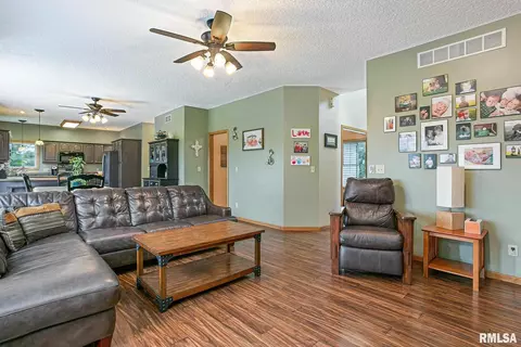 3129 Hunter Ln, Eldridge, IA 52748 photo 8