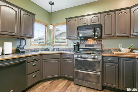 3129 Hunter Ln, Eldridge, IA 52748 photo 12