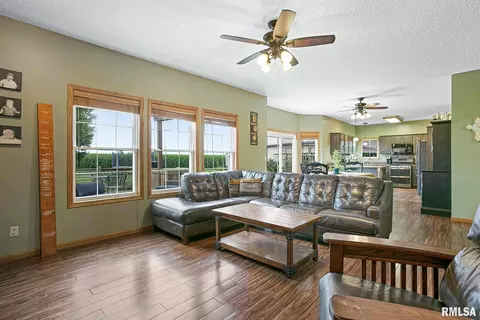 3129 Hunter Ln, Eldridge, IA 52748 photo 7