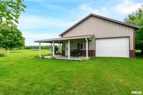3129 Hunter Ln, Eldridge, IA 52748 photo 2