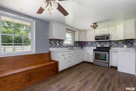 2402 8th St, Silvis, IL 61282 photo 4