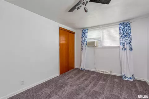 2402 8th St, Silvis, IL 61282 photo 9