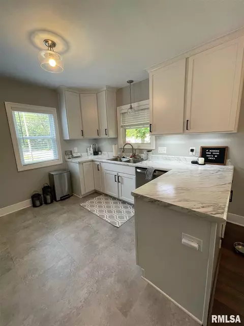 402 27th Ave, Moline, IL 61265 photo 5