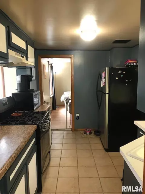 517 4th St, Moline, IL 61265 photo 4