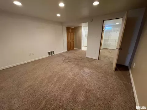 902 47th St, Moline, IL 61265 photo 13