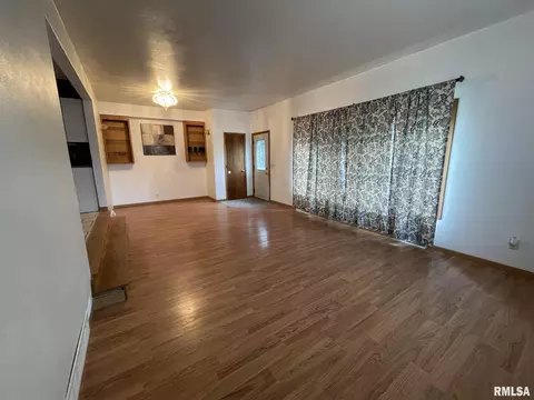 902 47th St, Moline, IL 61265 photo 2