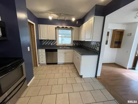 902 47th St, Moline, IL 61265 photo 5
