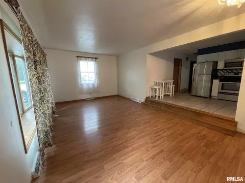 902 47th St, Moline, IL 61265 photo 3