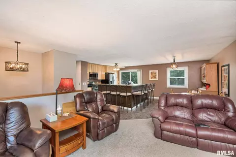 7 Apache Ct, Eldridge, IA 52748 photo 4