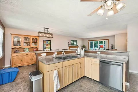 7 Apache Ct, Eldridge, IA 52748 photo 6